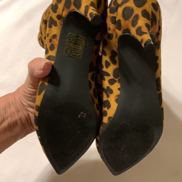 MACKIN Size 7 animal print bootie (above ankle) with kitten heels. - Picture 6 of 10